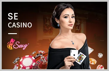 Bàn chơi Poker với chip cược và các lá bài